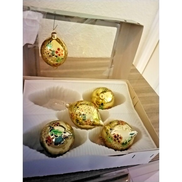 5 VTG Commodore Christmas Classics Glass Ornaments White w/Red Swag Glittery - Picture 6 of 8